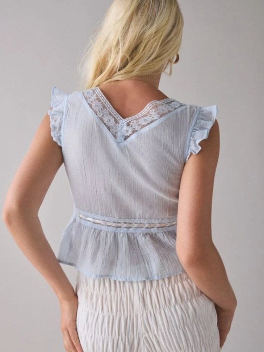 Kimchi Blue Ava Flutter Sleeve Tie-Front Babydoll Top V Neck Lace S - Picture 2 of 7